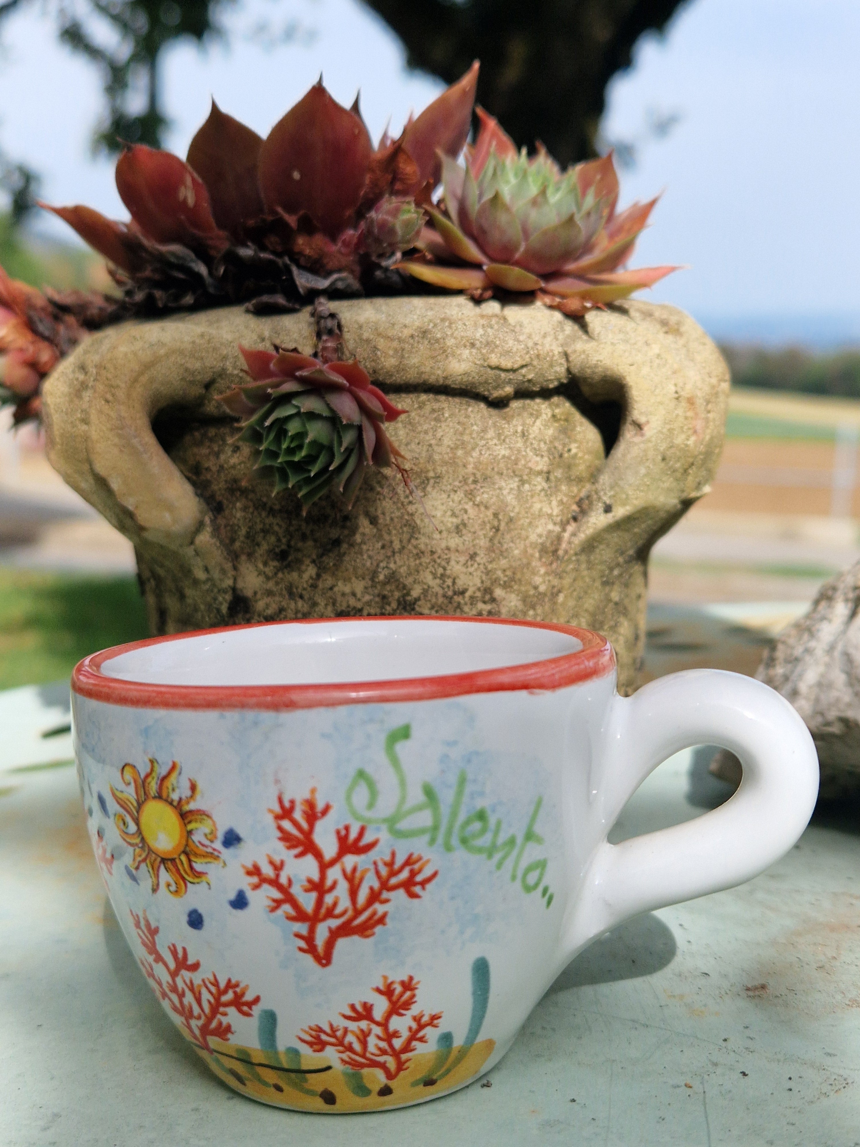 Tazzina caffè ceramica Salento con coralli rossi e sole