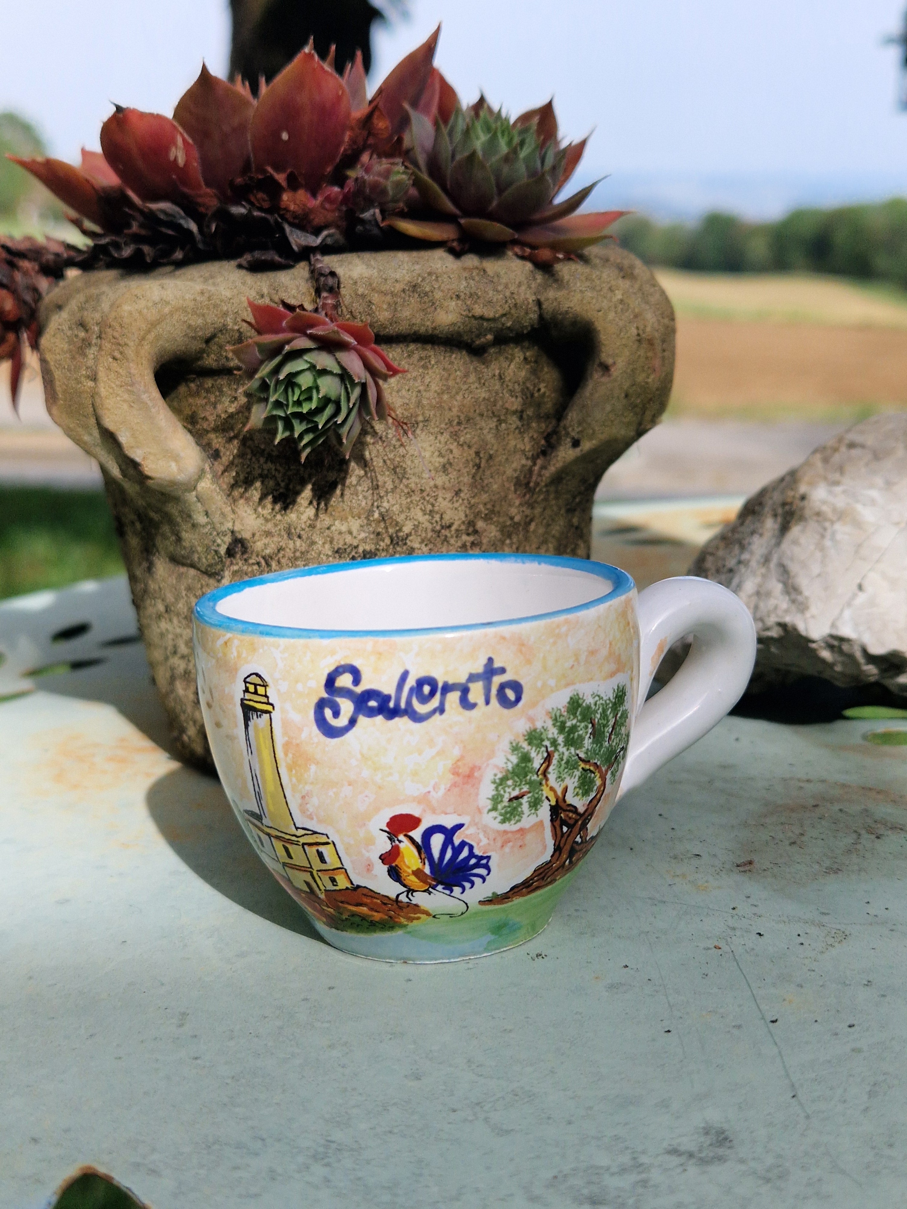 Tazzina caffè ceramica Salento con faro, ulivo e gallo